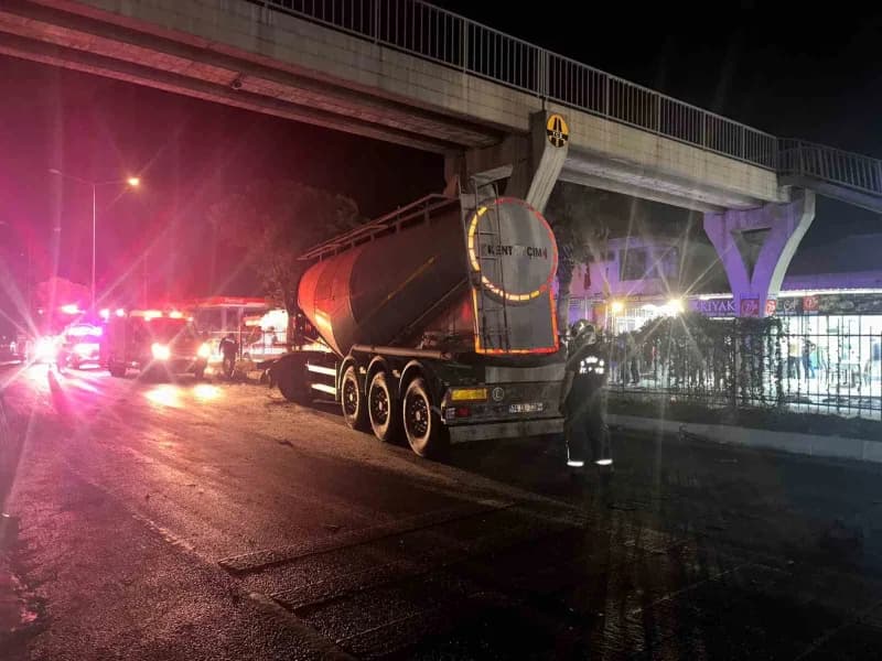 Aydın’ın Söke ilçesinde tır üst geçidin beton ayağına çarparken, kazada tır sürücüsü yaralandı
