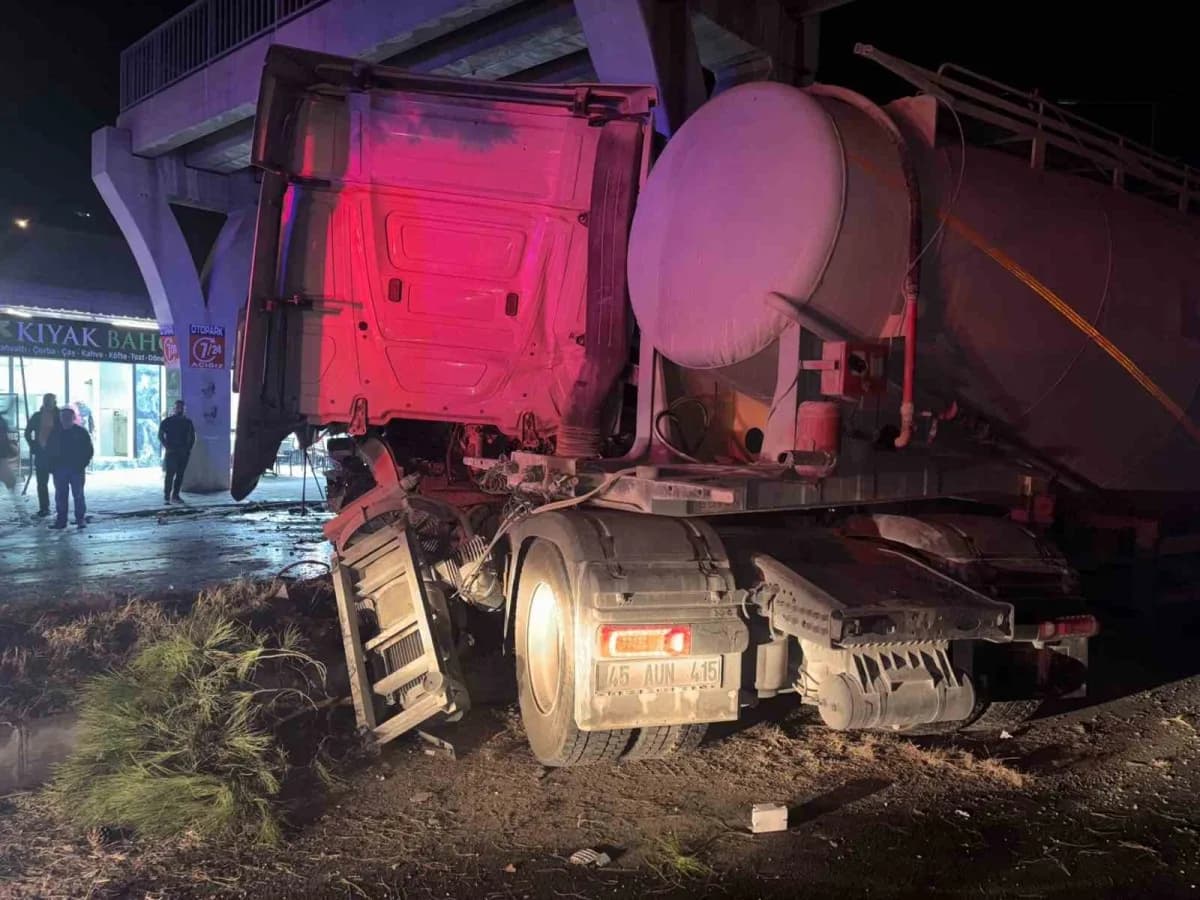 Aydın’ın Söke ilçesinde tır üst geçidin beton ayağına çarparken, kazada tır sürücüsü yaralandı