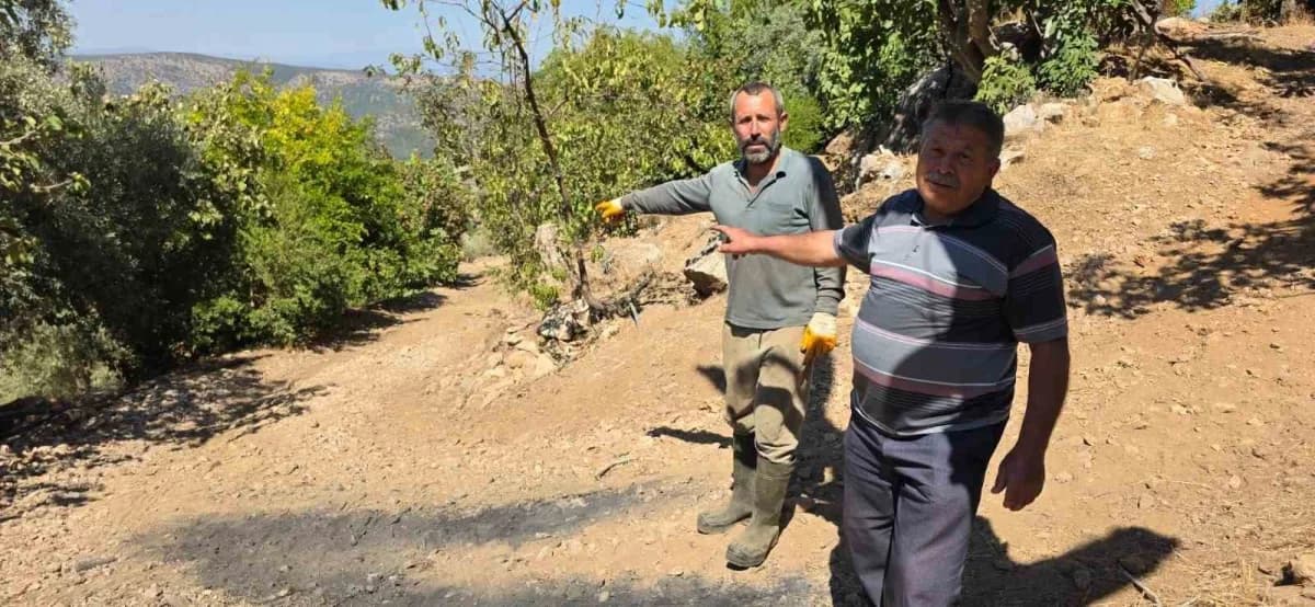İzmir Tire Akçaşehir Mahallesi’nde bozuk ve çamurlu yol üzerinde yürüyen mahalle sakinleri