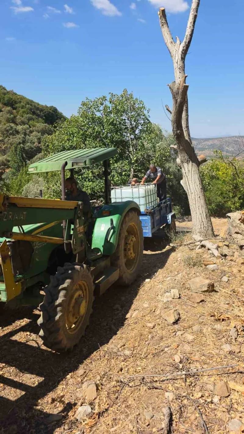 İzmir’in tire ilçesine bağlı akçaşehir mahallesi’nde yıllardır çözülemeyen yol sorunu, vatandaşları isyan etme noktasına