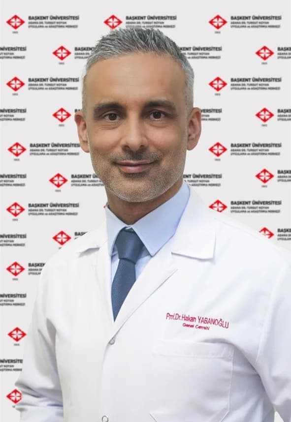 Tiroid kanseri hakkında bilgi veren Prof. Dr. Hakan Yabanoğlu Adana'da açıklama yapıyor