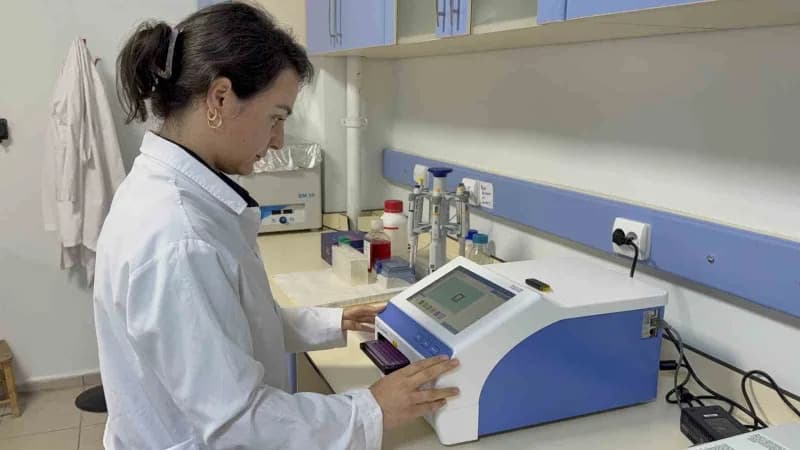 Tokat Gaziosmanpaşa Üniversitesi öğretim üyesi Doç. Dr. Nazan Gökşen Tosun laboratuvar ortamında çalışıyor