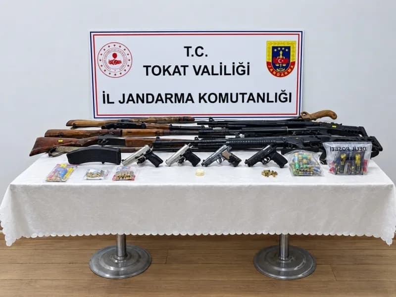 Tokat’ın Erbaa ilçesinde silah ticareti ve kaçakçılığı yaptığı değerlendirilen 15 şüpheliye yönelik düzenlenen eş zamanl