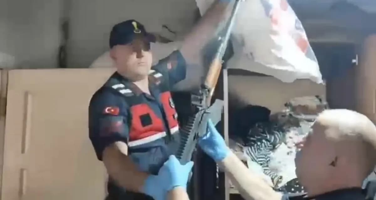 Tokat Erbaa'da jandarma ekiplerinin silah kaçakçılığı operasyonunda ele geçirilen ruhsatsız tabanca ve av tüfekleri
