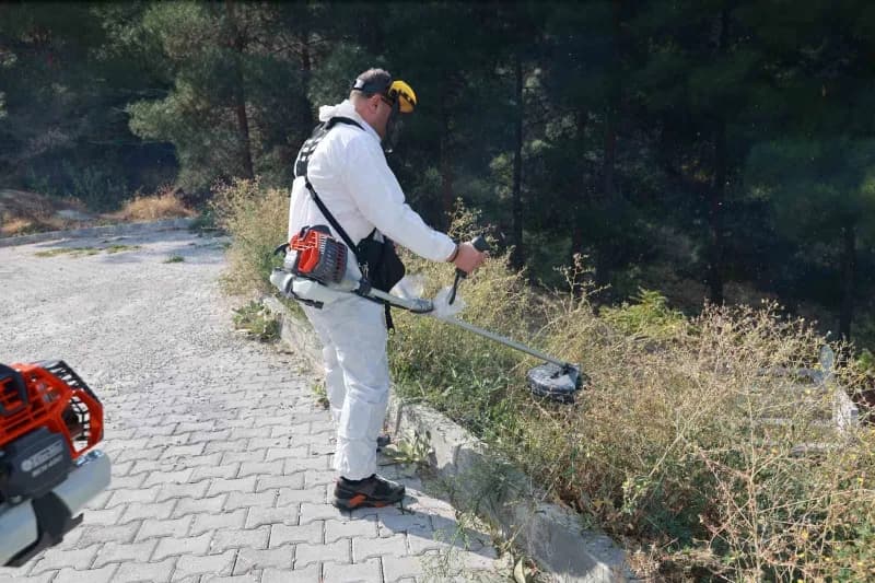 Tokat’ta mezarlık bakımında kullanılan yeni makineler ve ekipler çalışma yaparken