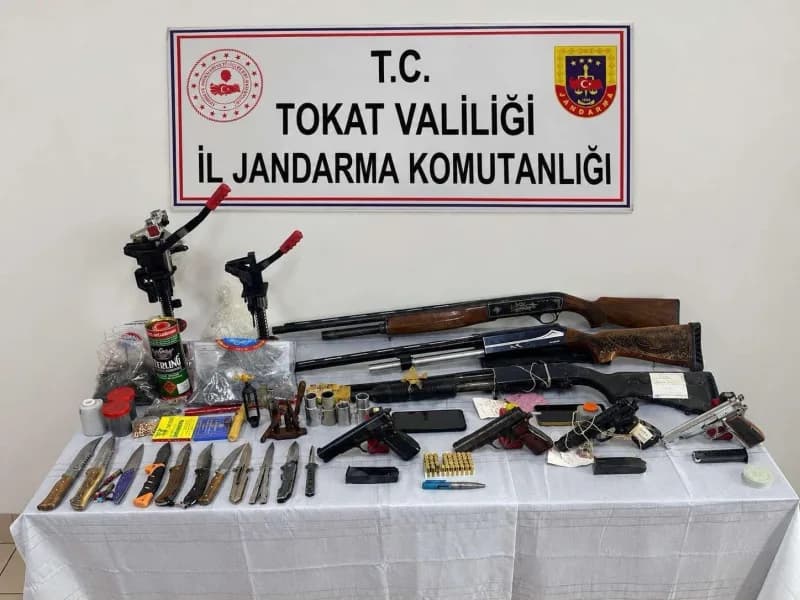 Tokat’ın Yeşilyurt ilçesi ile Çamlıbel Beldesinde 11 şüphelinin adresine eş zamanlı düzenlenen operasyonda çok sayıda si