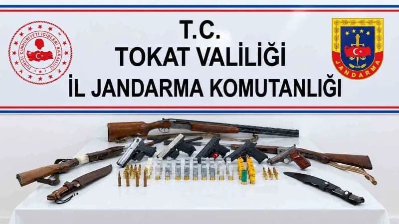 Tokat’ın Yeşilyurt ilçesi ile Çamlıbel Beldesinde 11 şüphelinin adresine eş zamanlı düzenlenen operasyonda çok sayıda si