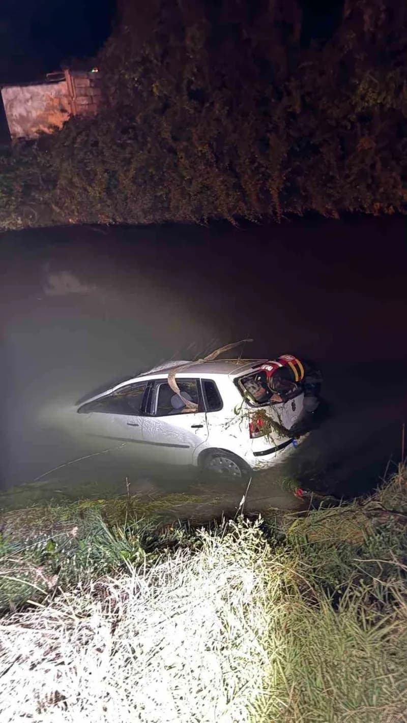 Tokat’ta gece saatlerinde sulama kanalına uçan otomobilde sıkışan 2 kişi hayatını kaybetti.