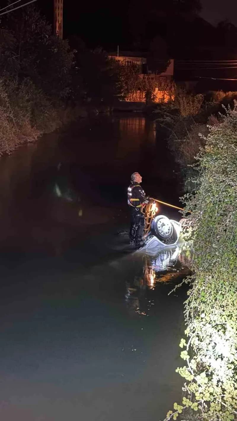 Tokat’ta gece saatlerinde sulama kanalına uçan otomobilde sıkışan 2 kişi hayatını kaybetti.