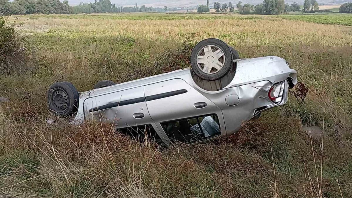 Tokat’ın Yeşilyurt ilçesinde kontrolden çıkarak takla atan otomobilin sürücüsü yaralandı.