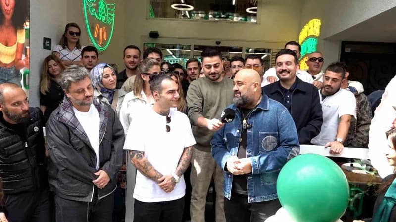 MasterChef yarışmacısı Tolga Şener Wingsbro restoranının Beşiktaş’taki açılışında poz veriyor