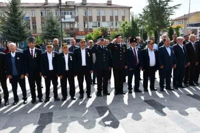 Tomarza Cumhuriyet Meydanı’nda Gaziler Günü programı kapsamında Atatürk Anıtı’na çelenk sunulması