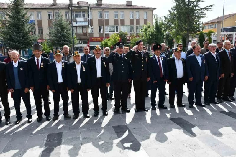 Tomarza Cumhuriyet Meydanı’nda Gaziler Günü programı kapsamında Atatürk Anıtı’na çelenk sunulması