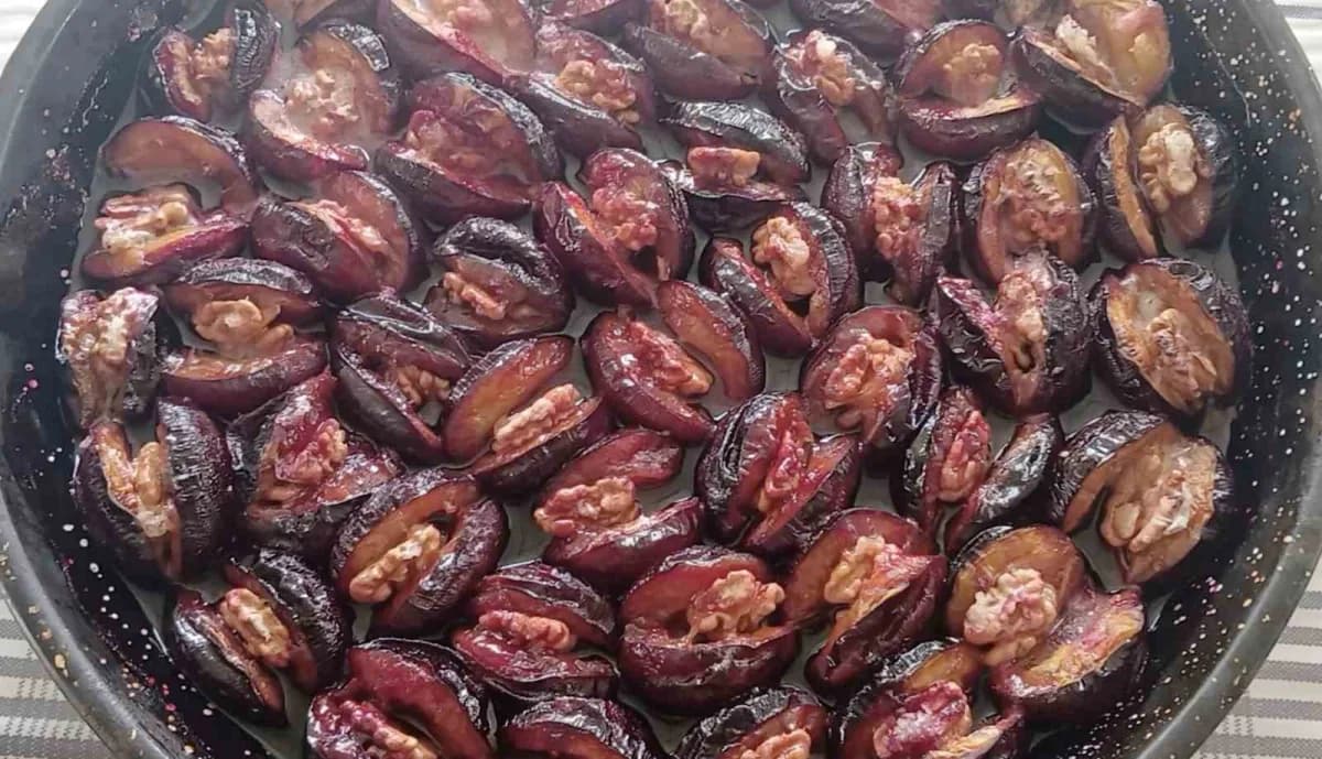 Ton eriği fırınlanarak cevizli kışlık tatlı haline getirilmiş kavanozlar