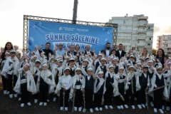 Küçükçekmece Belediyesi tarafından düzenlenen toplu sünnet şöleninde çocuklar ve aileleri etkinliklerde eğleniyor
