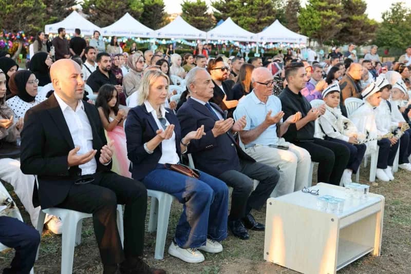 Küçükçekmece Belediyesi'nce Yaşar Kemal Sanatevi bahçesinde gerçekleştirilen Toplu Sünnet Şöleni, renkli görüntülere sah