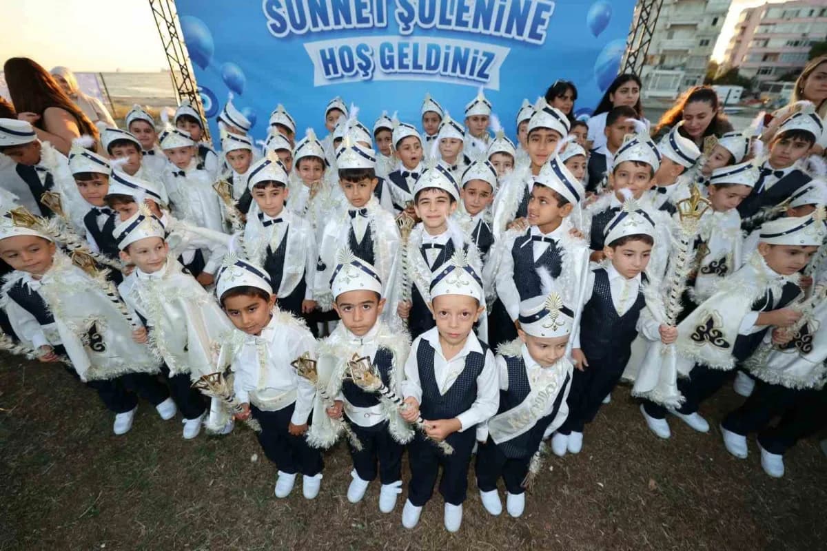 Küçükçekmece Belediyesi'nce Yaşar Kemal Sanatevi bahçesinde gerçekleştirilen Toplu Sünnet Şöleni, renkli görüntülere sah