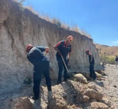 Adıyaman Kahta ilçesinde toprak kayması sonrası AFAD ekiplerinin küçükbaş hayvanları kurtarma çalışması