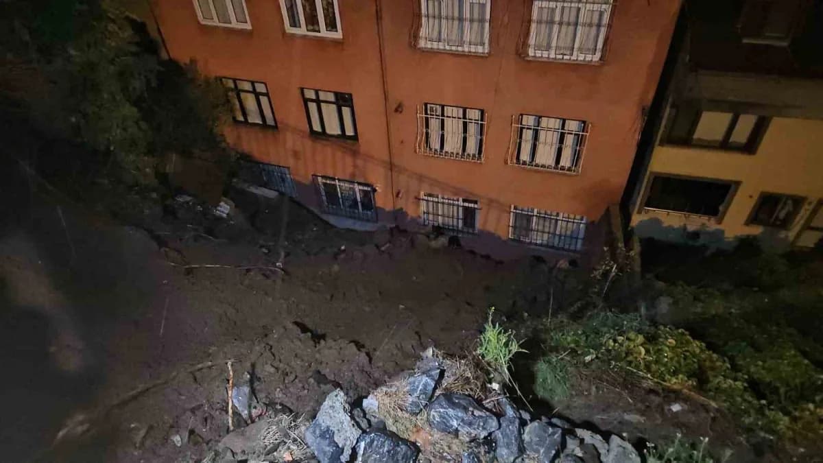 Eyüpsultan'da yağmur sonrası toprak kaydı 25 kişi tedbiren tahliye edildi