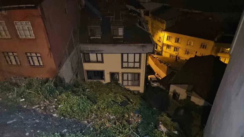 Eyüpsultan Merkez Mahallesi Sayfiye Sokak’ta toprak kayması sonrası tahliye edilen apartman