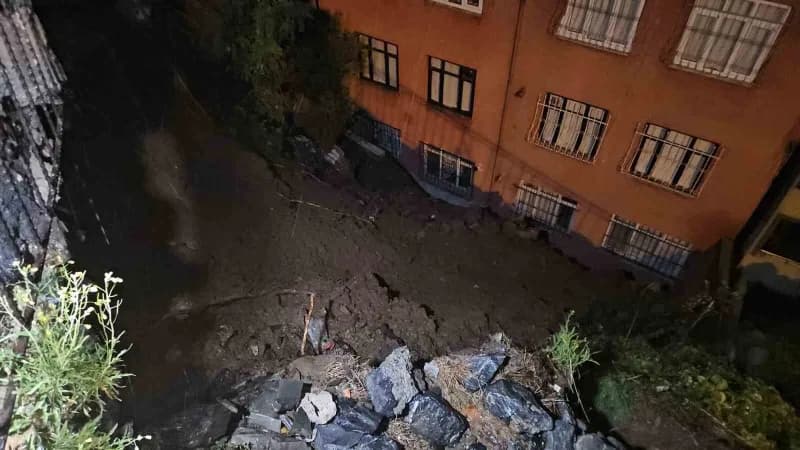 Eyüpsultan'da yağmur sonrası toprak kaydı 25 kişi tedbiren tahliye edildi