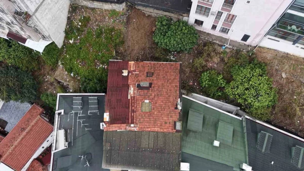 İstanbul Eyüpsultan’da toprak kayması yaşanan alan ve tahliye edilen 8 daireli bina havadan görüntüsü