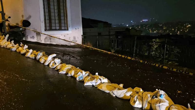 Eyüpsultan'da yağmur sonrası toprak kaydı 25 kişi tedbiren tahliye edildi