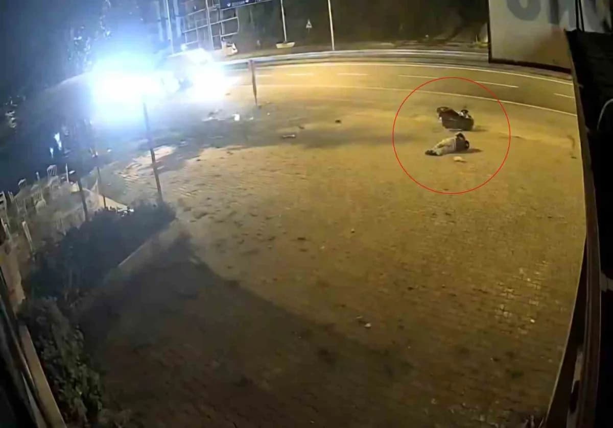 Trabzon Arsin'de motosiklet sürücüsünün trafik levhasına çarpması sonucu meydana gelen kaza sonrası yardım eden vatandaş