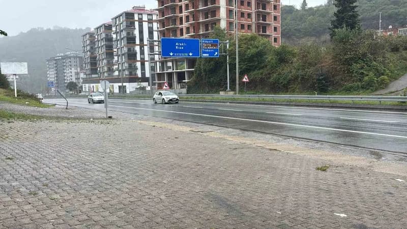 Kaza, Arsin ilçesi Yanbolu mevkiinde meydana geldi. 17 yaşındaki m.t.'nin kullandığı motosiklet, kontrolden çıkarak yol