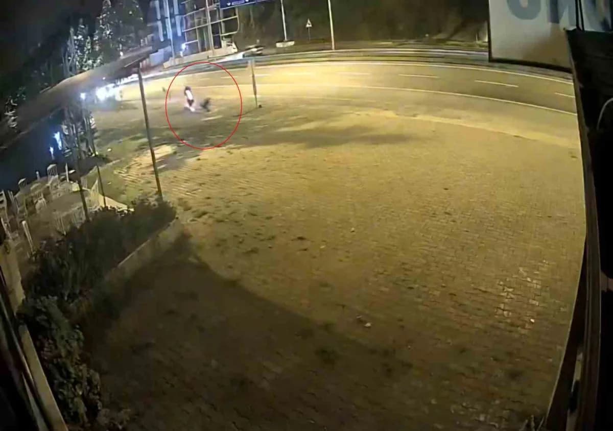Trabzon'un Arsin ilçesinde motosikletin yol kenarındaki trafik levhasına çarpması sonucu meydana gelen kazada 17 yaşında