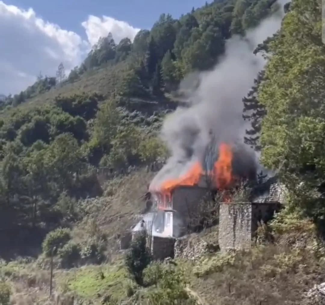 Trabzon Çaykara'da elektrik kontağından çıkan yangında tamamen yanan evin dış görünümü