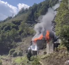 Trabzon Çaykara'da elektrik kontağından çıkan yangında tamamen yanan evin dış görünümü