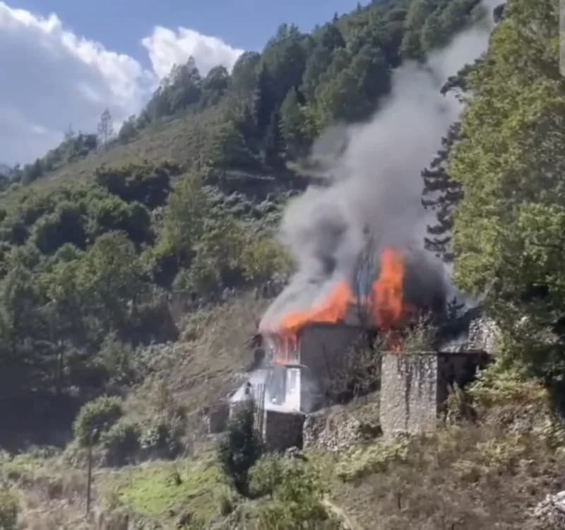 Trabzon Çaykara'da elektrik kontağından çıkan yangında tamamen yanan evin dış görünümü