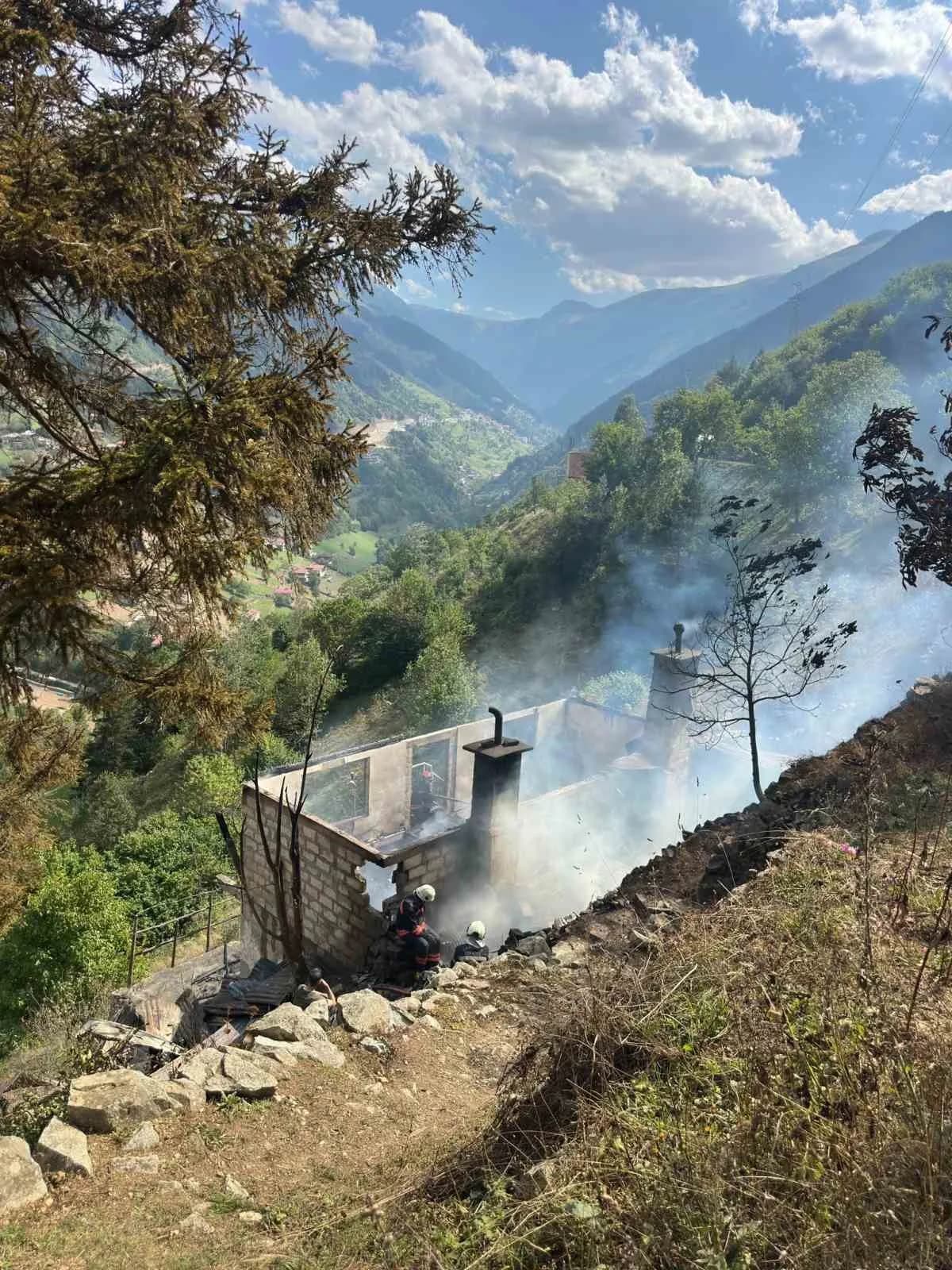 Trabzon'un Çaykara ilçesinde çıkan yangında bir ev yanarak kül oldu.