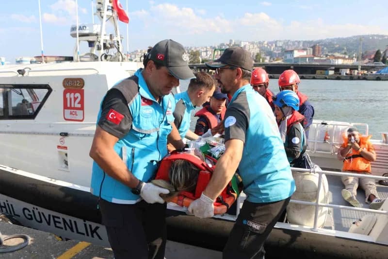 Karadeniz açıklarında yangın çıkan ticari gemideki 8 yaralının kurtarılması ile denize düşen 2 kazazedenin bulunarak Sağ