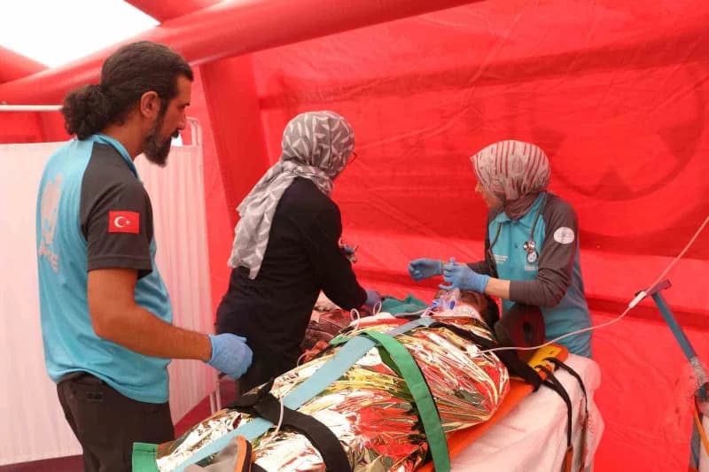 Karadeniz açıklarında yangın çıkan ticari gemideki 8 yaralının kurtarılması ile denize düşen 2 kazazedenin bulunarak Sağ