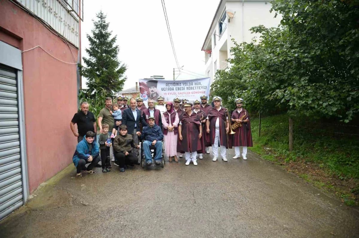 Trabzon'da Gaziler Günü nedeniyle düzenlenen programa sağlık sorunları nedeniyle katılamayan 3 gazi Bando eşliğinde evle
