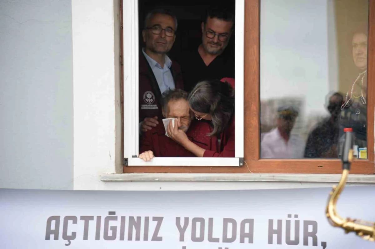 Trabzon'da Gaziler Günü kapsamında bando eşliğinde ev ziyaretleri yapan ekipler ve gaziler