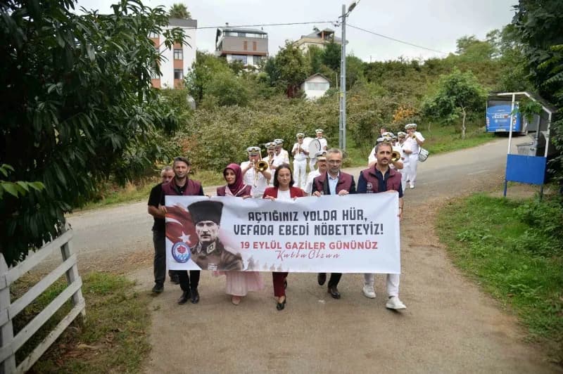 Trabzon'da Gaziler Günü nedeniyle düzenlenen programa sağlık sorunları nedeniyle katılamayan 3 gazi Bando eşliğinde evle