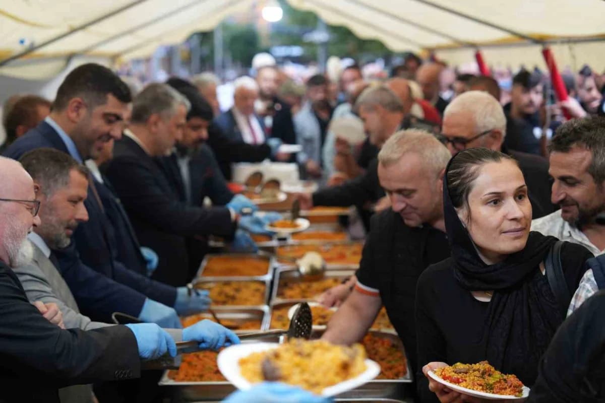 Katılımcılara Mardin yöresine özgü Bulgur pilavı ve ayran ikram edilirken, vatandaşlara hediyelik Bulgur dağıtıldı.