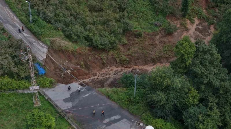 Trabzon’da seyir halindeki araç, yolun geçtiği sırada meydana gelen heyelanla birlikte kontrolden çıkarak dereye doğru s