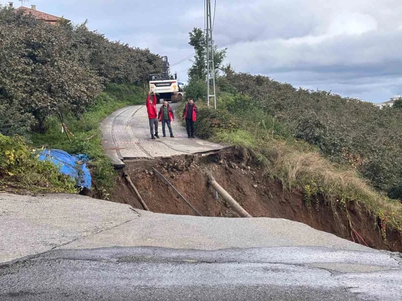 Trabzon’da seyir halindeki araç, yolun geçtiği sırada meydana gelen heyelanla birlikte kontrolden çıkarak dereye doğru s