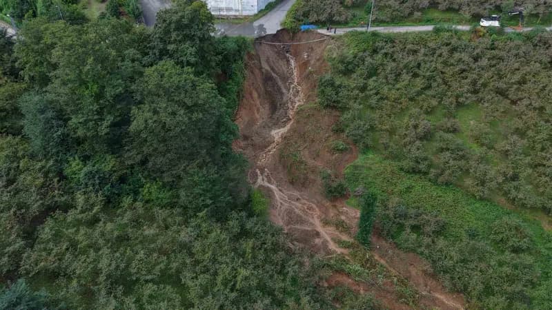 Trabzon’da seyir halindeki araç, yolun geçtiği sırada meydana gelen heyelanla birlikte kontrolden çıkarak dereye doğru s