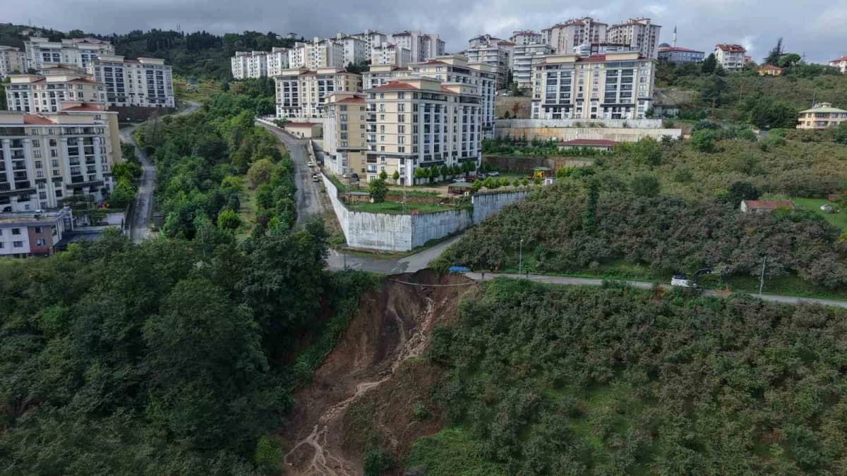 Trabzon Ortahisar Pelitli Mahallesi’nde heyelan sonrası dereye sürüklenen araç ve olay yeri