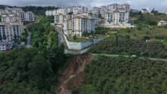 Trabzon Ortahisar Pelitli Mahallesi’nde heyelan sonrası dereye sürüklenen araç ve olay yeri