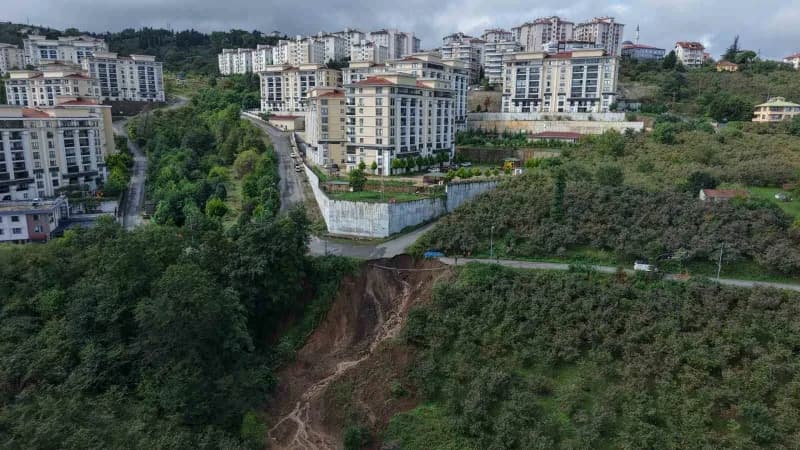 Trabzon Ortahisar Pelitli Mahallesi’nde heyelan sonrası dereye sürüklenen araç ve olay yeri