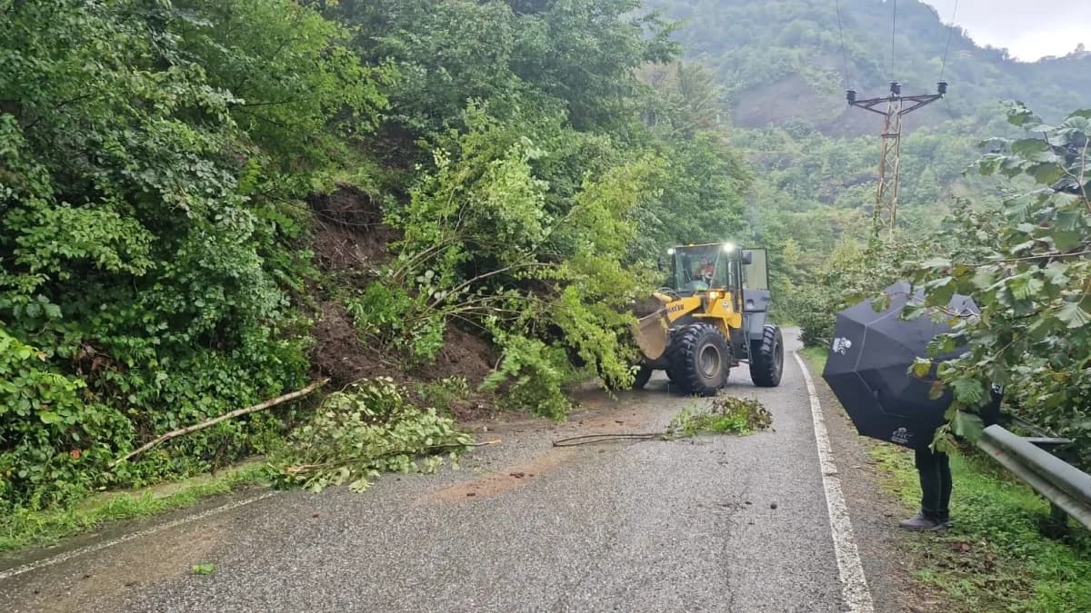 Trabzon Büyükşehir Belediyesi ekipleri, dün akşam etkili olan sağanak yağışın ardından oluşan olumsuzlukları gidermek ve
