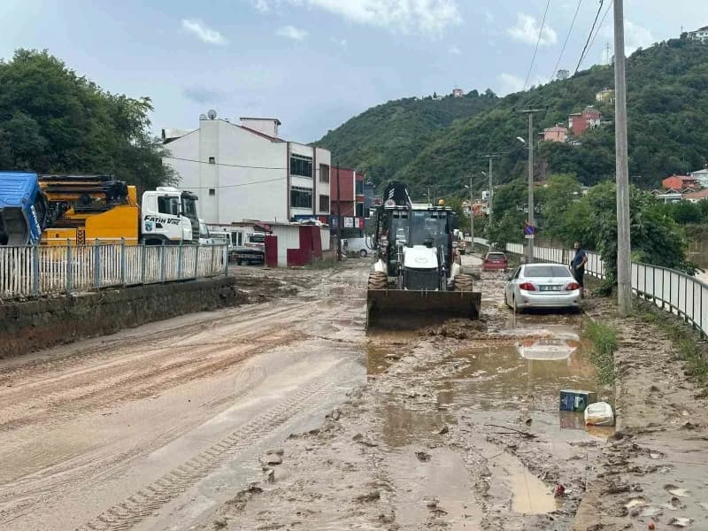 Trabzon Büyükşehir Belediyesi ekipleri, dün akşam etkili olan sağanak yağışın ardından oluşan olumsuzlukları gidermek ve