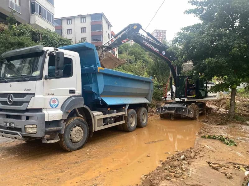 Trabzon Büyükşehir Belediyesi ekipleri, dün akşam etkili olan sağanak yağışın ardından oluşan olumsuzlukları gidermek ve