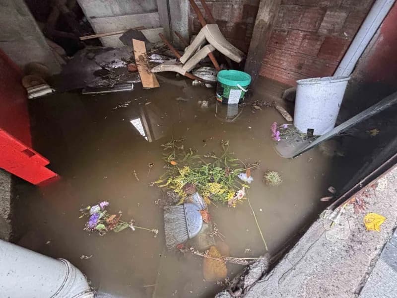 Trabzon’da etkili olan sağanak yağış nedeniyle cadde ve sokaklar göle dönerken, bazı iş yerlerini su bastı, bir binanın